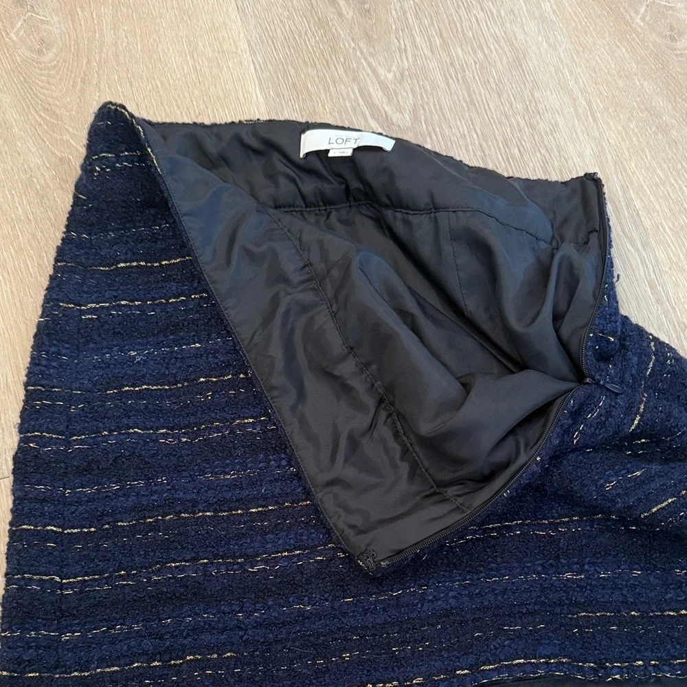 LOFT Navy Textured Mini Skirt with gold foil Size 2 lined zipper side - Picture 8 of 10